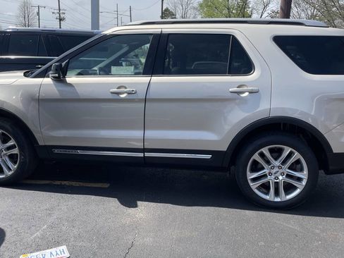 Used 2017 Ford Explorer XLT w/ Equipment Group 202A image 3