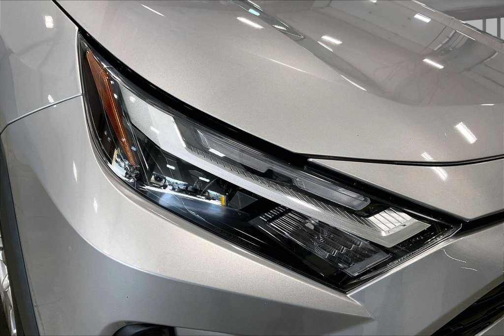 Used 2022 Toyota RAV4 XLE AWD/4WD image 32