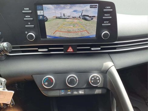 Used 2025 Hyundai Elantra SE FWD image 15