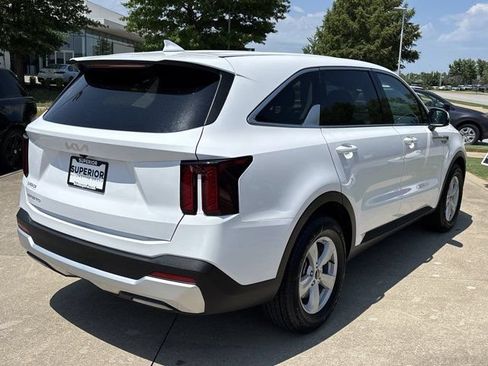 Used 2025 Kia Sorento LX FWD image 3