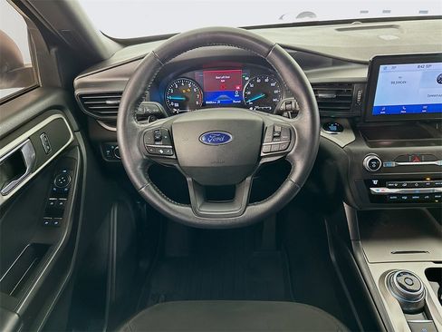 Used 2020 Ford Explorer XLT image 24