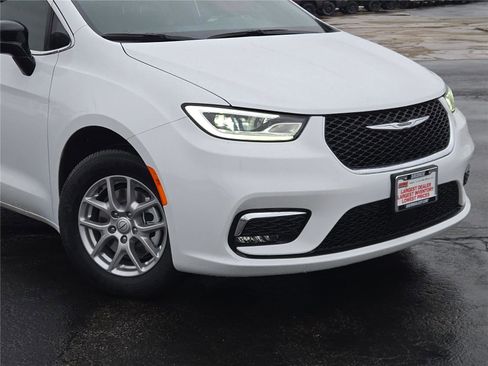 New 2026 Chrysler Pacifica Select image 2