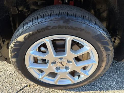 Used 2023 Jeep Renegade Latitude image 11