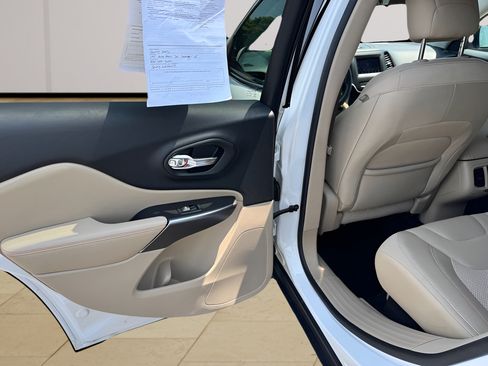 Used 2019 Jeep Cherokee Latitude w/ Popular Appearance Group FWD image 16