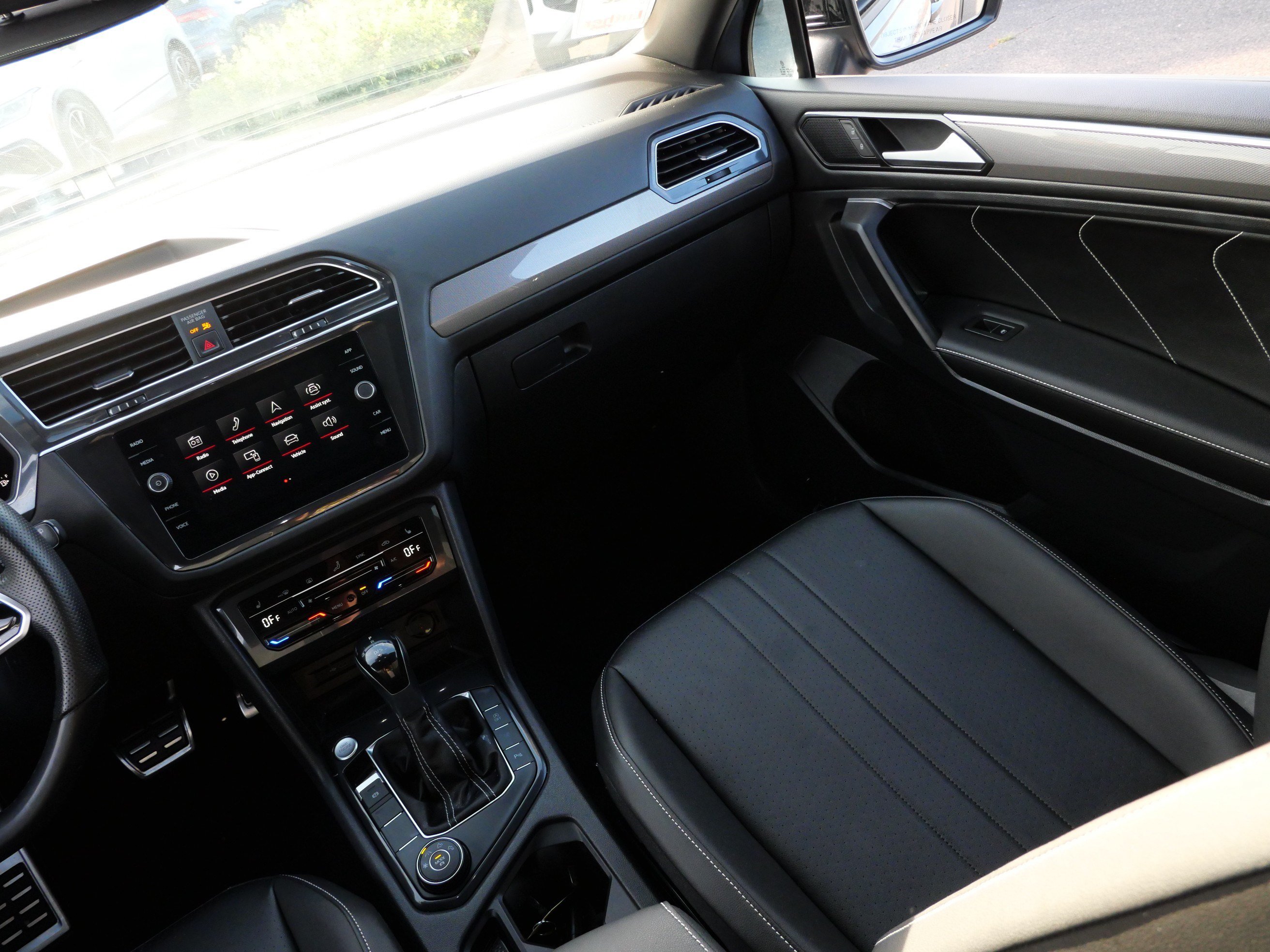 Certified 2023 Volkswagen Tiguan SE R-Line AWD/4WD image 11