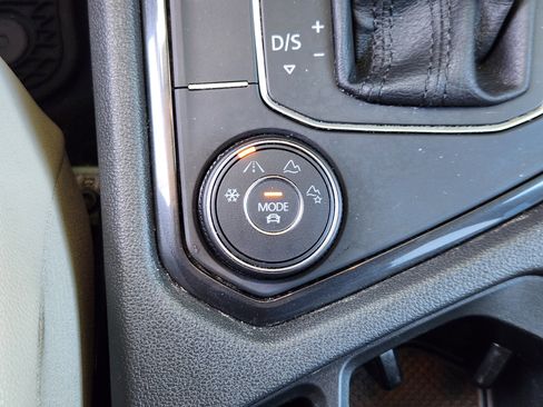Used 2020 Volkswagen Tiguan SE w/ 3rd Row Seat Package AWD/4WD image 22