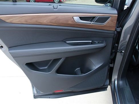 Certified 2025 Volkswagen Atlas SE image 39