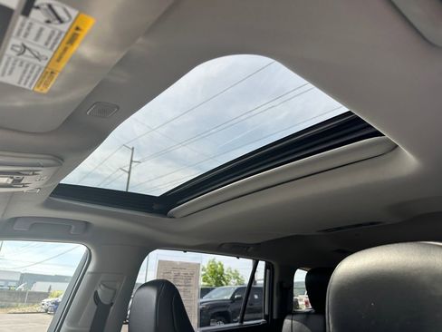 Used 2023 Toyota Highlander XLE FWD image 23