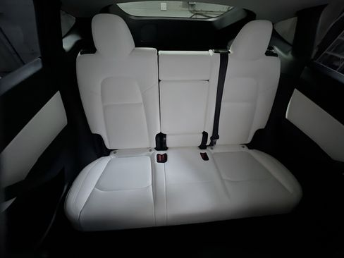 Used 2021 Tesla Model Y Long Range image 31