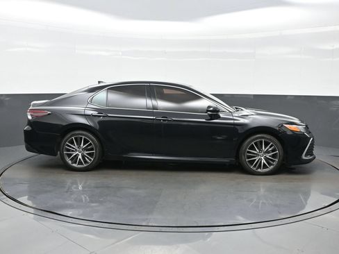 Used 2022 Toyota Camry XLE FWD image 7