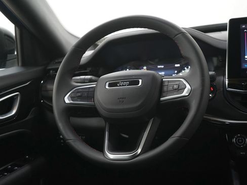 Used 2025 Jeep Compass Trailhawk AWD/4WD image 15