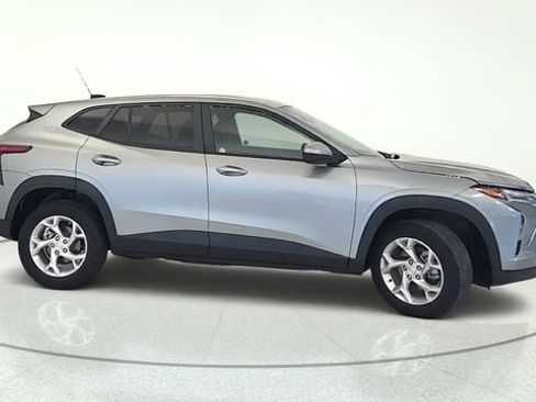 Used 2024 Chevrolet Trax LS w/ LS Convenience Package FWD image 7