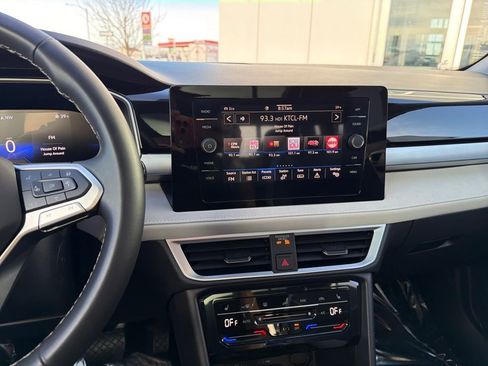 Certified 2025 Volkswagen Taos SE image 19