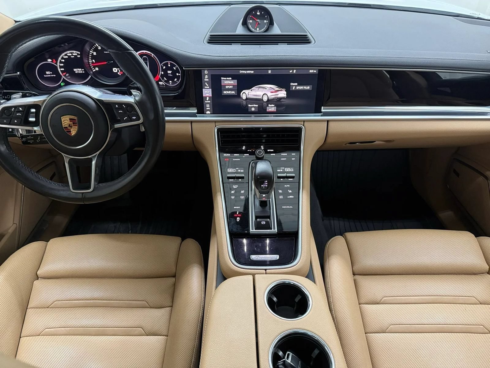 Used 2018 Porsche Panamera RWD image 2