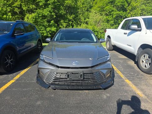 Used 2025 Toyota Camry XLE FWD image 2