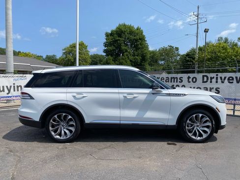 Used 2025 Lincoln Aviator Reserve w/ Illumination Package AWD/4WD image 2