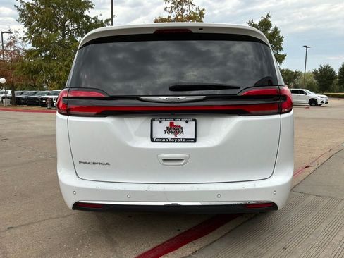Used 2024 Chrysler Pacifica Touring-L FWD image 7