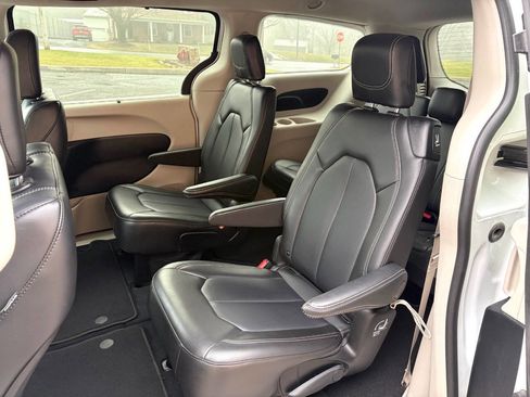 Used 2024 Chrysler Pacifica Touring-L FWD image 12