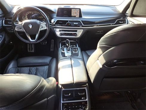 Used 2019 BMW 750i image 10