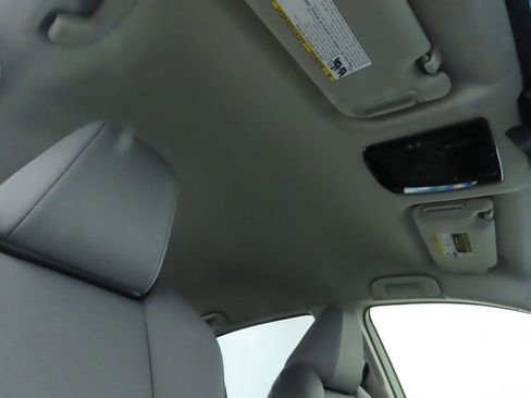 Used 2021 Toyota Venza LE image 18