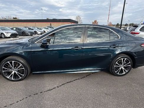 Used 2019 Toyota Camry SE image 2
