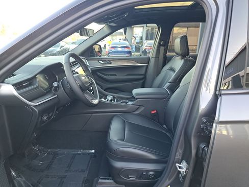 New 2025 Jeep Grand Cherokee Limited image 12