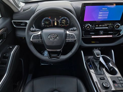 Certified 2026 Toyota Highlander Limited AWD/4WD image 13