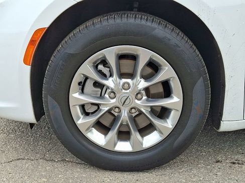 Used 2023 Chrysler Pacifica Touring-L AWD/4WD image 8