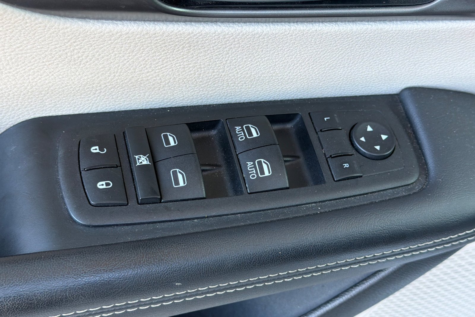 Used 2023 Chrysler Pacifica Touring-L FWD image 14