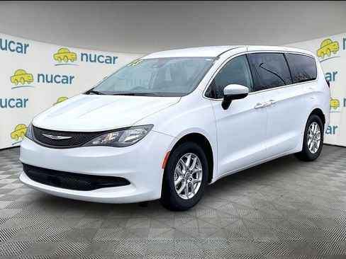 Used 2023 Chrysler Voyager LX image 3