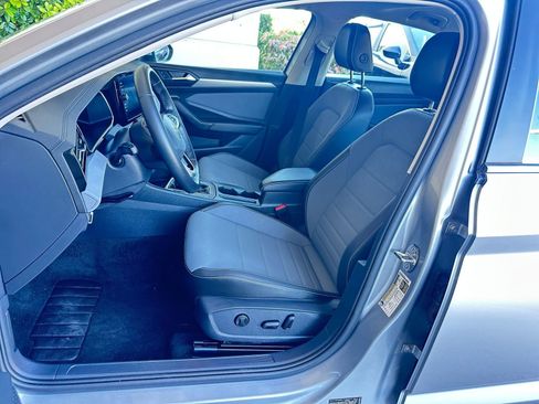 Used 2025 Volkswagen Jetta SE image 36