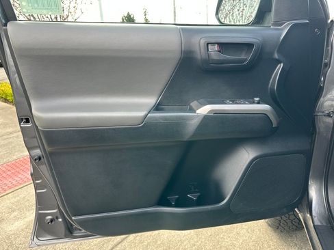 Used 2016 Toyota Tacoma SR5 w/ SR5 Appearance Package (SN) image 11