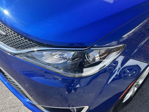 Used 2019 Chrysler Pacifica Touring-L FWD image 9