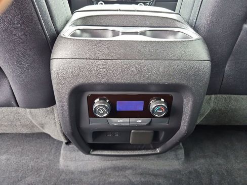 Used 2024 Chevrolet Traverse LT image 28