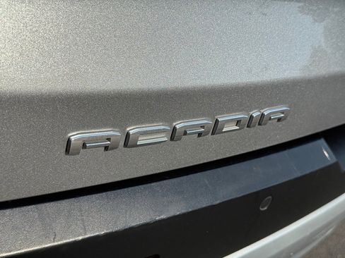 Used 2023 GMC Acadia SLT image 13