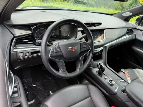 Certified 2025 Cadillac XT5 Premium Luxury w/ LPO, Floor Liner Package AWD/4WD image 4