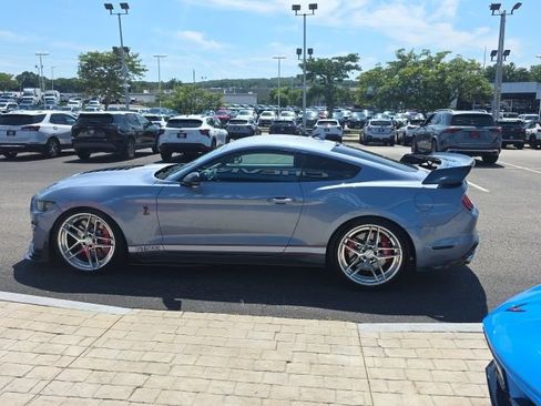 Used 2022 Ford Mustang Shelby GT500 w/ Technology Package RWD image 4