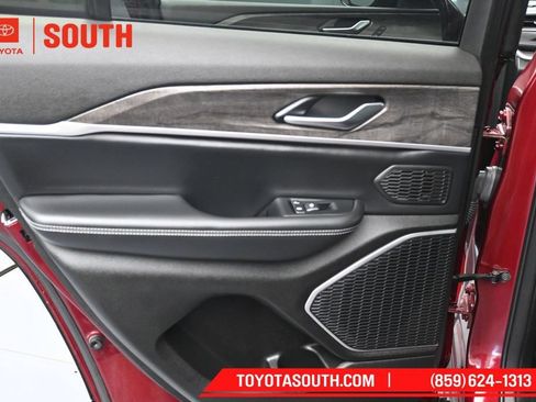 Used 2023 Jeep Grand Cherokee Limited AWD/4WD image 25