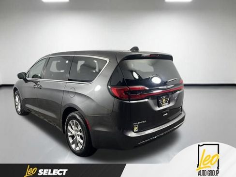 Used 2023 Chrysler Pacifica Touring-L AWD/4WD image 7