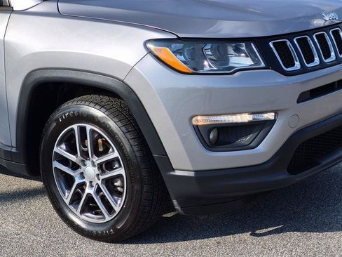 Used 2018 Jeep Compass Latitude FWD image 9