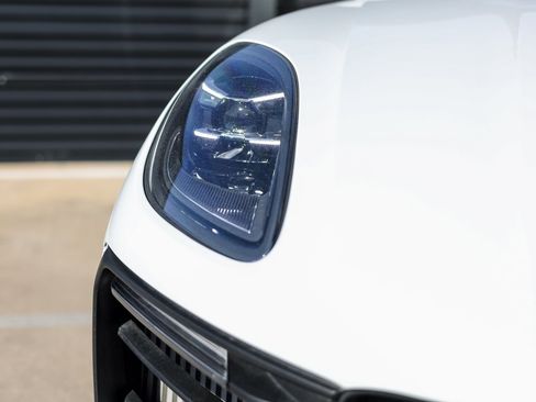 Certified 2024 Porsche Macan S image 11