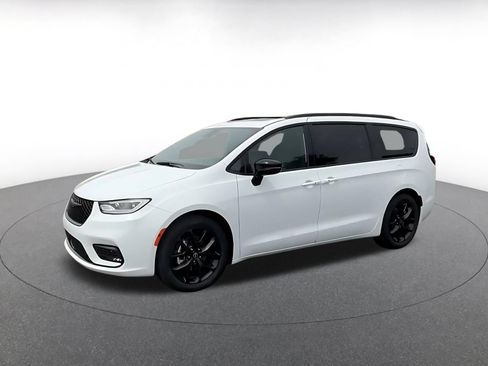 Used 2025 Chrysler Pacifica Limited FWD image 7
