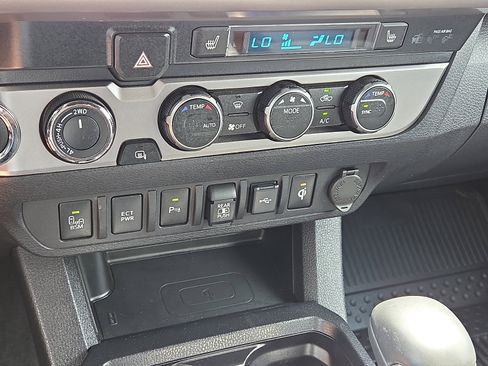 Used 2023 Toyota Tacoma Limited AWD/4WD image 19