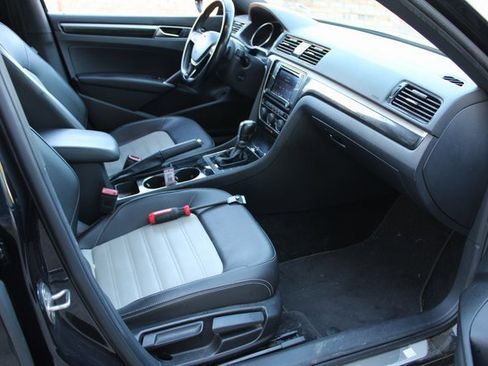 Used 2018 Volkswagen Passat 3.6 image 16