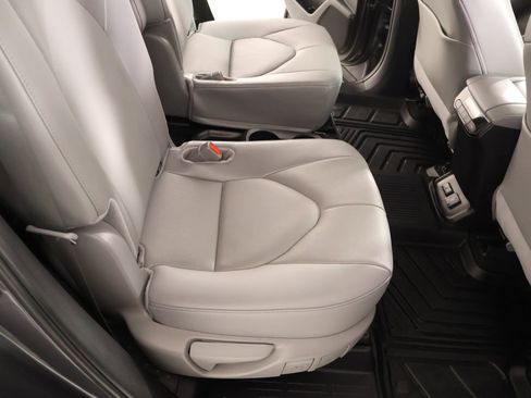 Used 2024 Toyota Highlander Limited FWD image 14