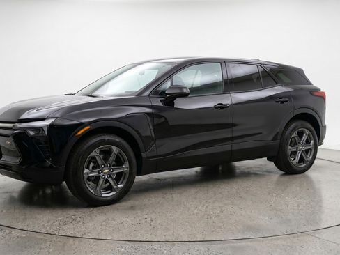 Used 2025 Chevrolet Blazer LT FWD image 3