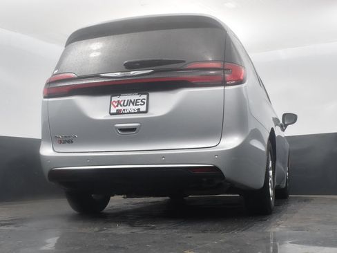 Used 2023 Chrysler Pacifica Touring-L FWD image 41