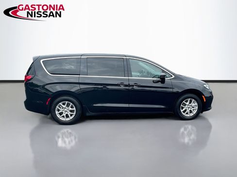 Used 2024 Chrysler Pacifica Touring-L FWD image 10