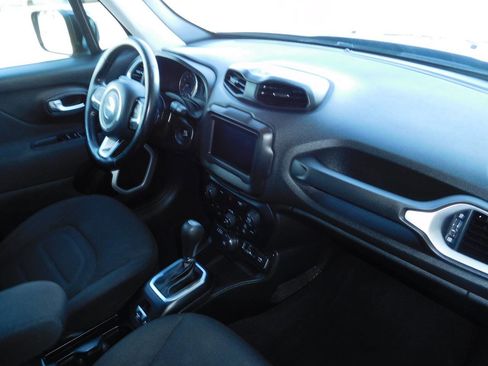 Used 2019 Jeep Renegade Latitude w/ Cold Weather Group image 18