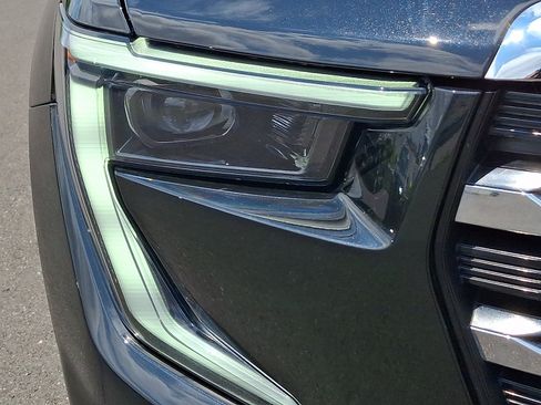Used 2025 GMC Acadia Elevation FWD image 9